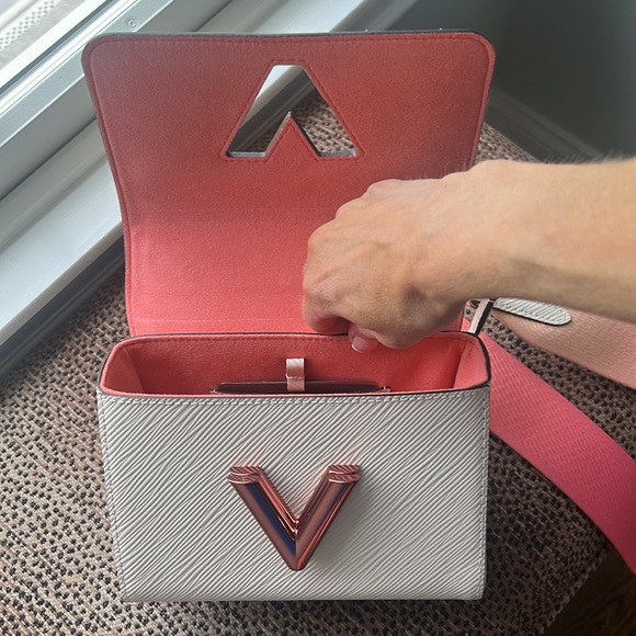 Louis Vuitton Twist PM gradient 2022 collection ๐ - Picture 13 of 17